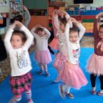 Dziewczynki z przedszkola przebrane za baletnice tańczą