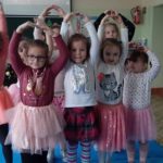 Dziewczynki z przedszkola przebrane za baletnice tańczą