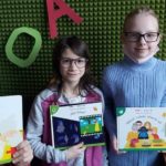 Trzecioklasistki trzymają książki Małgorzaty Strzałkowskiej