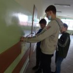 Uczniowie przyklejają plakaty o kardynale Stefanie Wyszyńskim