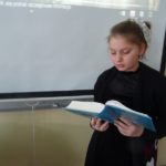 Dziewczynka czyta Pismo święte