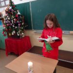 Dziewczynka czyta w klasie Pismo święte