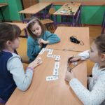 Dzieci bawią się w domino matematyczne
