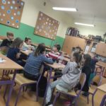 Dzieci siedzą w klasie