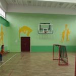 Zajęcia sportowe dzieci w sali gimnastycznej