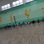 Zabawy dzieci z gazetą w sali gimnastycznej