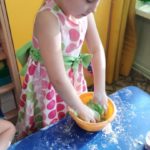 Dziewczynka robi mydełko w misce