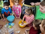 Przedszkolaki robią mydełka domowym sposobem