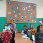 Dzieci w maskach karnawałowych