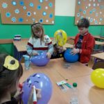 Dzieci dekorują balony na bal karnawałowy