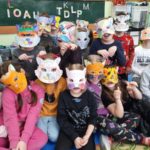 Dzieci w maskach kocich