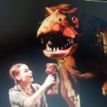 Scenka dinozaur i dziewczynka
