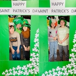 Dzieci stoją w ramce z napisem Happy Saint Patrick's Day