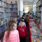 Przedszkolaki oglądają bibliotekę szkolną