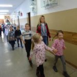 Przedszkolaki idą korytarzem
