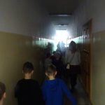 Przedszkolaki idą korytarzem do sali gimnastycznej