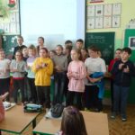 Trzecioklasiści śpiewają piosenkę przedszkolakom