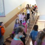 Przedszkolaki schodzą klatką schodową