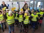 Przedszkolaki z niepublicznego przedszkola trzymają upominki od SP numer 4 w Grajewie