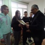 Dyrektor szkoły wręcza nagrody laureatom konkursu o Grajewie