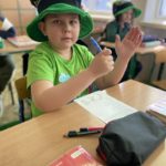 St. Patrick’s Day w SP 4 - uczeń ubrany na zielono