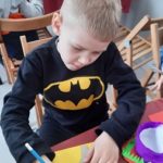 Chłopiec robi kolorowe zajączki