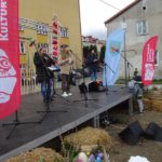 Na scenie pracownica Grajewskiego Centrum Kultury ogłasza wyniki konkursu na palmę wielkanocną