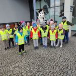 Przedszkolaki z Krówką Matyldą przed Muzeum Mleka
