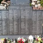 Kwiaty złożone przez delegację SP 4 pod pomnikiem POLEGŁYCH ZA WIARĘ I OJCZYZNĘ na cmentarzu parafialnym
