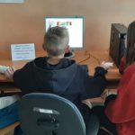 Klasa 6 c w pracowni komputerowej rozwiązuje test