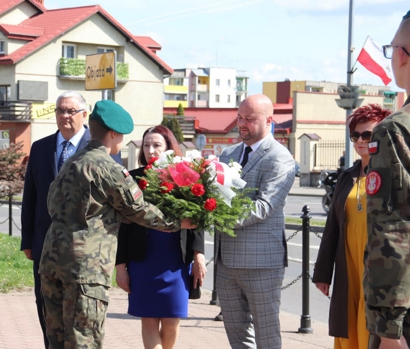 Delegacja ze szkół składa kwiaty pod Pomnikiem Niepodległości