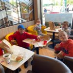 Chłopcy spożywają posiłek w McDonaldzie