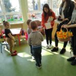 Dzieci wrzucają pieniądze do puszki na rzecz Białostockiego Hospicjum dla Dzieci.