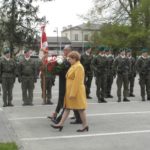 Dyrektor SP 4 w Grajewie składa kwiaty pod Pomnikiem Niepodległości
