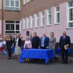 Dyrekcja szkoły i zaproszeni goście na inauguracji nowego roku szkolnego 2022/2023