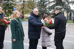 Miejskie obchody Narodowego Święta Niepodległości - delegacja dyrektorów grajewskich szkół podstawowych przekazuje harcerzowi wiązankę kwiatów pod Pomnikiem Niepodległości