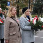Miejskie obchody Narodowego Święta Niepodległości - delegacja Związku Nauczycielstwa Polskiego z wiązanką kwiatów