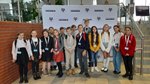 Uczniowie SP 4 Grajewo stoją podczas inauguracji roku akademickiego 2022/2023 w Grajewskim Uniwersytecie Dziecięcym