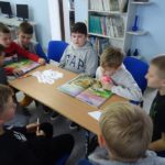 Dzieci czytają w bibliotece