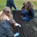 Uczniowie przygotowują ziemię do wysadzenia cebubelk żonkili