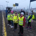 Dzieci w żółtych kamizelka stoją na peronie dworca PKP w Grajewie