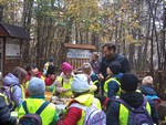 Uczniowie klasy 2 d słuchają przewodnika Biebrzańskiego Parku Narodowego