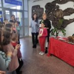 Nagrodzona dziewczynka stoi z nauczycielkami