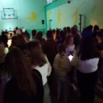 Uczniowie tańczą w sali gimnastycznej
