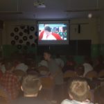 Uczniowie oglądają mecz