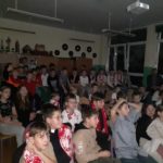 Uczniowie w biało-czerwonych barwach oglądają mecz