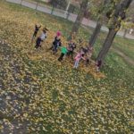 Dzieci w otoczeniu jesiennych liści
