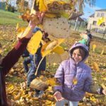Dzieci podrzucają do góry żółte liście
