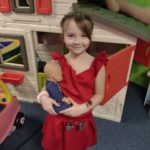 Dziewczynka trzyma lalkę