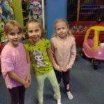 Trzy dziewczynki stoją